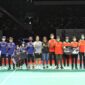 *Dukungan BNI Untuk Bulutangkis* -- Vice President Corporate Communication BNI Selly Adriatika dan Greysia Polii bersama para atlet bulutangkis muda dalam penyerahan bantuan dana pembinaan dari BNI kepada PB Jaya Raya dan Eng Hian Badminton Academy secara simbolis, di Jakarta, Minggu (12/6/2022). 

BNI berkomitmen terus mendukung pengembangan dan pembinaan olahraga cabang bulutangkis untuk terus mengukir pencapaian -pencapaian bersejarah mendunia selanjutnya. Foto Dokumen BNI 