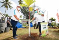 ANYER -- (ki-ka) Direktur Utama BNI Royke Tumilaar dan Kepala PPATK Ivan Yustiavandana dalam program penanaman 2.000 bibit pohon secara simbolis di Pantai Anyer Banten dalam rangka memperingati Gerakan Anti Pencucian Uang dan Pencegahan Pendanaan Terorisme (APU-PPT) yang genap berjalan dua puluh tahun, Selasa (21/6/2022).

Penegakkan APU-PPT di BNI merupakan salah satu pilar penting dalam operasional BNI. Sebagai lembaga jasa perbankan, BNI berkewajiban menjaga setiap transaksi yang dilakukan bebas dari berbagai macam dugaan yang merugikan masyarakat secara luas.  Foto Dok BNI