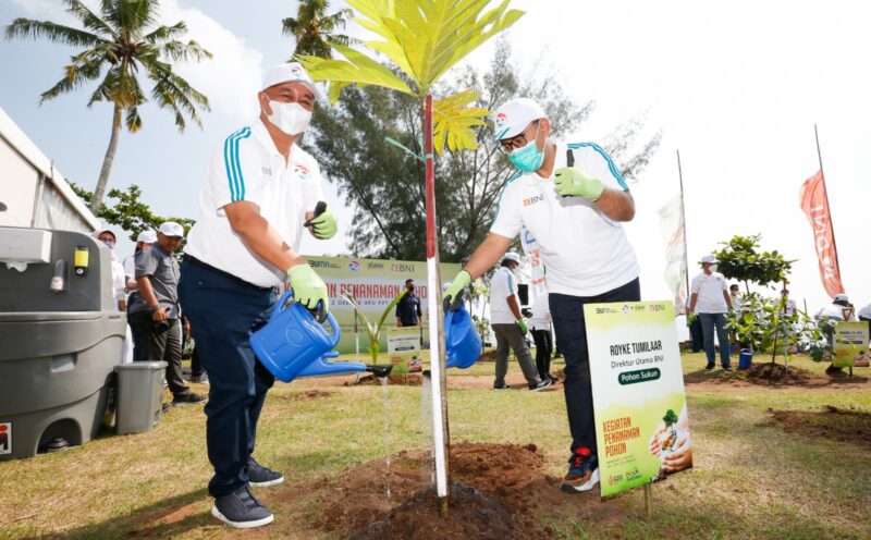 ANYER -- (ki-ka) Direktur Utama BNI Royke Tumilaar dan Kepala PPATK Ivan Yustiavandana dalam program penanaman 2.000 bibit pohon secara simbolis di Pantai Anyer Banten dalam rangka memperingati Gerakan Anti Pencucian Uang dan Pencegahan Pendanaan Terorisme (APU-PPT) yang genap berjalan dua puluh tahun, Selasa (21/6/2022).
Penegakkan APU-PPT di BNI merupakan salah satu pilar penting dalam operasional BNI. Sebagai lembaga jasa perbankan, BNI berkewajiban menjaga setiap transaksi yang dilakukan bebas dari berbagai macam dugaan yang merugikan masyarakat secara luas.  Foto Dok BNI