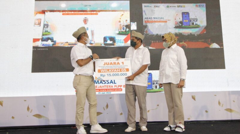 JAKARTA -- (Ki-ka) Direktur Layanan dan Jaringan BNI Ronny Venir, Direktur Pengawasan LJK-OJK Jateng & DIY Heru Prasetio, Direktur Pelaksanaan Pembiayaan Perumahan Direktorat Jenderal Pembiayaan Infrastruktur Pekerjaan Umum dan Perumahan Kementerian PUPR R. Haryo Bekti Martoyoedo, Wakil Gubernur Jawa Tengah Taj Yasin Maimoen, Komisoner BP Tapera Adi Setianto, Kepala Divisi BI Jateng Noviarsano Manullang, Direktur Bisnis Konsumer BNI Corina Leyla Karnalies dalam akad kredit pemilikan rumah (KPR) sejahtera secara massal BNI untuk 5.476 debitur dengan skema fasilitas likuiditas pembiayaan perumahan (FLPP) di Museum Kereta Api Ambarawa Semarang, Selasa (28/6/2022).

Dalam rangkaian perayaan Hari Ulang Tahun Ke-76 BNI, perseroan berharap dapat memfasilitasi lebih banyak masyarakat berpenghasilan rendah yang belum mampu memiliki rumah.Foto Humas BNI