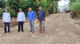 Bupati Rihi Heke pantau proses pekerjaan jalan di Desa Depe Sabu Raijua