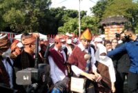 Presiden RI, Ir Joko Widodo yang didampingi Ibu Iriana Joko Widodo usai memberikan menyampaikan pernyataan resmi ucapan terima kasih kepada seluruh masyarakat Ende dan NTT di pelataran Museum Tenun Ikat (Foto: Chen Rasi/Savanaparadise.com)