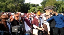 Presiden RI, Ir Joko Widodo yang didampingi Ibu Iriana Joko Widodo usai memberikan menyampaikan pernyataan resmi ucapan terima kasih kepada seluruh masyarakat Ende dan NTT di pelataran Museum Tenun Ikat (Foto: Chen Rasi/Savanaparadise.com)