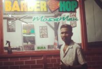 Bernadus Nggolu, pemilik usaha Barber Shop di Desa Aeramo Nagekeo (Foto: Fardin Bay/Savanaparadise.com)