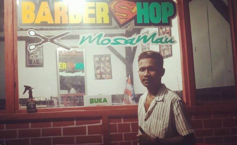 Bernadus Nggolu, pemilik usaha Barber Shop di Desa Aeramo Nagekeo (Foto: Fardin Bay/Savanaparadise.com)