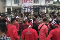 Puluhan Massa Aksi dari GMNI Cabang Ende dihadang barisan dari personil Sat Pol PP Kabupaten Ende di pintu pagar Kantor Bupati Kabupaten Ende (Foto: Chen Rasi/Savanaparadise.com)