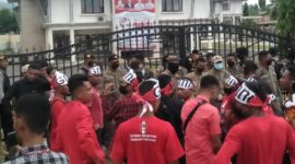 Puluhan Massa Aksi dari GMNI Cabang Ende dihadang barisan dari personil Sat Pol PP Kabupaten Ende di pintu pagar Kantor Bupati Kabupaten Ende (Foto: Chen Rasi/Savanaparadise.com)