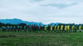 Kedua Tim saling berjabat tangan dengan pelatih dan masing-masing (Foto: Chen Rasi/Savanaparadise.com)