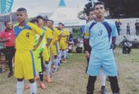 Kedua kesebelasan SMA Negeri Nangapanda dan SMKK Restorasi Wonda sedang berbaris mendengar arahan dari panitia turnamen Liga Pelajar (Foto: Chen Rasi/Savanaparadise.com)