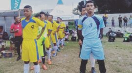 Kedua kesebelasan SMA Negeri Nangapanda dan SMKK Restorasi Wonda sedang berbaris mendengar arahan dari panitia turnamen Liga Pelajar (Foto: Chen Rasi/Savanaparadise.com)