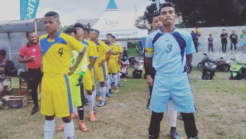 Kedua kesebelasan SMA Negeri Nangapanda dan SMKK Restorasi Wonda sedang berbaris mendengar arahan dari panitia turnamen Liga Pelajar (Foto: Chen Rasi/Savanaparadise.com)