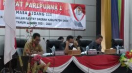 Ketua DPRD Kabupaten Ende Fery Taso (kiri), Bupati Kabupaten Ende, Djafar Achmad (tengah), dan Wakil Bupati Kabupaten Ende, Erik Rede (kanan) (Foto: Chen Rasi/Savanaparadise.com)