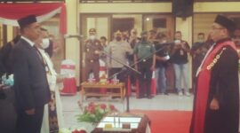 Pengucapan Sumpah/Janji Jabatan Wakil Ketua DPRD Kabupaten Ende, Oktafianus Moa Mesi oleh Ketua Pengadilan Negeri Ende (Foto: Chen Rasi/Savanaparadise.com)