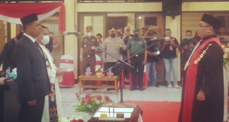 Pengucapan Sumpah/Janji Jabatan Wakil Ketua DPRD Kabupaten Ende, Oktafianus Moa Mesi oleh Ketua Pengadilan Negeri Ende (Foto: Chen Rasi/Savanaparadise.com)