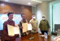 
JAKARTA -- (Ki-ka) Presiden Direktur Kalbe Farma Vidjongtius, Pemimpin Divisi Corporate Banking 1 BNI I Made Sukajaya, Direktur Corporate Banking BNI Silvano Rumantir dan Direktur Bisnis Konsumer BNI Corina Leyla Karnalies dalam Penandatanganan Perjanjian Kredit senilai Rp1 triliun, Rabu (29/6/2022).

BNI sebagai perbankan nasional turut mendukung perkembangan bisnis sektor prioritas, termasuk industri kesehatan serta farmasi di Tanah Air. Dok Foto BNI