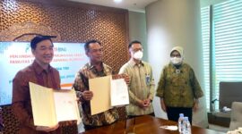 
JAKARTA -- (Ki-ka) Presiden Direktur Kalbe Farma Vidjongtius, Pemimpin Divisi Corporate Banking 1 BNI I Made Sukajaya, Direktur Corporate Banking BNI Silvano Rumantir dan Direktur Bisnis Konsumer BNI Corina Leyla Karnalies dalam Penandatanganan Perjanjian Kredit senilai Rp1 triliun, Rabu (29/6/2022).

BNI sebagai perbankan nasional turut mendukung perkembangan bisnis sektor prioritas, termasuk industri kesehatan serta farmasi di Tanah Air. Dok Foto BNI