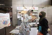 JAKARTA -- Wakil Direktur Utama BNI Adi Sulistyowati tengah berbelanja sambil meninjau UMKM Binaan BNI pada Bazaar Spesial HUT BNI dengan Tema “Jelajah UMKM Nusantara atau JUARA”, Selasa (5/7/2022).

BNI memanfaatkan momentum keceriaan HUT Ke-76 BNI untuk menekankan kembali semangat Go Produktif, Go Global, dan Go Digital dalam upaya bersama untuk mendorong UMKM naik kelas dengan memanfaatkan solusi digital serta kesempatan ekspor ke luar negeri.Foto Dok BNI