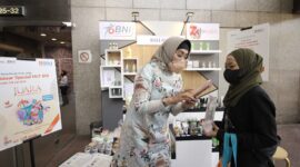 JAKARTA -- Wakil Direktur Utama BNI Adi Sulistyowati tengah berbelanja sambil meninjau UMKM Binaan BNI pada Bazaar Spesial HUT BNI dengan Tema “Jelajah UMKM Nusantara atau JUARA”, Selasa (5/7/2022).

BNI memanfaatkan momentum keceriaan HUT Ke-76 BNI untuk menekankan kembali semangat Go Produktif, Go Global, dan Go Digital dalam upaya bersama untuk mendorong UMKM naik kelas dengan memanfaatkan solusi digital serta kesempatan ekspor ke luar negeri.Foto Dok BNI