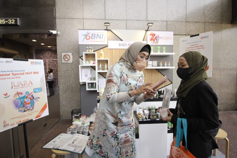 JAKARTA -- Wakil Direktur Utama BNI Adi Sulistyowati tengah berbelanja sambil meninjau UMKM Binaan BNI pada Bazaar Spesial HUT BNI dengan Tema “Jelajah UMKM Nusantara atau JUARA”, Selasa (5/7/2022).

BNI memanfaatkan momentum keceriaan HUT Ke-76 BNI untuk menekankan kembali semangat Go Produktif, Go Global, dan Go Digital dalam upaya bersama untuk mendorong UMKM naik kelas dengan memanfaatkan solusi digital serta kesempatan ekspor ke luar negeri.Foto Dok BNI