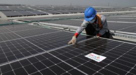 JAKARTA -- Teknisi pembangkit listrik tenaga surya (PLTS) tengah melakukan quality control di pabrik PT Sanghiang Perkasa (KALBE Nutritionals) Cikampek, Jawa Barat, Jumat (8/7/2022). PLTS dengan kapasitas produksi 2,1 GWh ini mampu mengurangi emisi karbon sebesar 2.104,66 ton per tahun.

PLTS ini dipasang oleh Aruna PV dengan pembiayaan dari PT Bank Negara Indonesia (Persero) Tbk. demi terus mendukung program pemerintah dalam percepatan penetrasi energi terbarukan. BNI berkomitmen untuk terus mendorong penyaluran kredit pada sektor energi baru dan terbarukan yang sejauh ini telah mencapai Rp10,3 triliun.