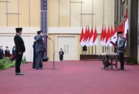 Pengucapan Janji Jabatan yang di pandu oleh Gubernur NTT, Viktor Bungtilu Laiskodat  lalu diikuti oleh Sekda terlantik, Domu Warandoy (Foto: Savanaparadise.com)