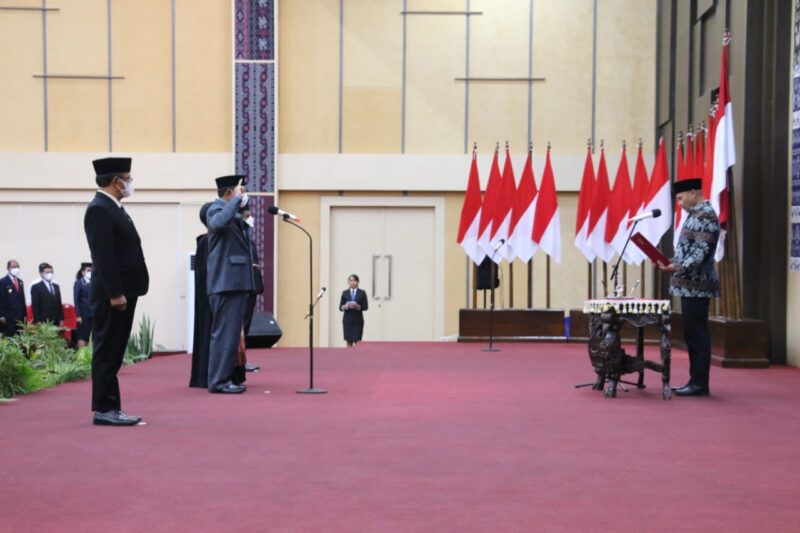 Pengucapan Janji Jabatan yang di pandu oleh Gubernur NTT, Viktor Bungtilu Laiskodat  lalu diikuti oleh Sekda terlantik, Domu Warandoy (Foto: Savanaparadise.com)