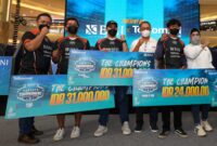 
JAKARTA -- Direktur Utama BNI 
Royke Tumilaar (ketiga kanan), Wakil Direktur Utama BNI Adi Sulistyowati (kanan), Direktur Sales Telkomsel Adiwinahyu Basuki Sigit (kiri), dan para pemenang eSports Tournament For Stronger Indonesia, Jumat (15/7/2022).

Melalui kompetisi ini, BNI berupaya proaktif meningkatkan pasar sektor game di Indonesia sekaligus melahirkan lebih banyak game creator yang mampu menarik perhatian milenial global.Foto Dok BNI