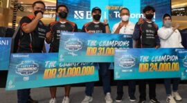 
JAKARTA -- Direktur Utama BNI 
Royke Tumilaar (ketiga kanan), Wakil Direktur Utama BNI Adi Sulistyowati (kanan), Direktur Sales Telkomsel Adiwinahyu Basuki Sigit (kiri), dan para pemenang eSports Tournament For Stronger Indonesia, Jumat (15/7/2022).

Melalui kompetisi ini, BNI berupaya proaktif meningkatkan pasar sektor game di Indonesia sekaligus melahirkan lebih banyak game creator yang mampu menarik perhatian milenial global.Foto Dok BNI