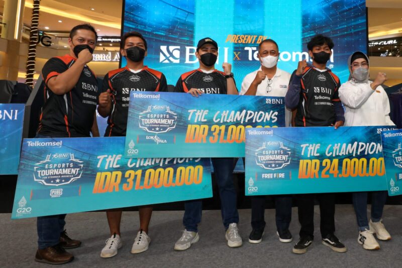 
JAKARTA -- Direktur Utama BNI 
Royke Tumilaar (ketiga kanan), Wakil Direktur Utama BNI Adi Sulistyowati (kanan), Direktur Sales Telkomsel Adiwinahyu Basuki Sigit (kiri), dan para pemenang eSports Tournament For Stronger Indonesia, Jumat (15/7/2022).

Melalui kompetisi ini, BNI berupaya proaktif meningkatkan pasar sektor game di Indonesia sekaligus melahirkan lebih banyak game creator yang mampu menarik perhatian milenial global.Foto Dok BNI