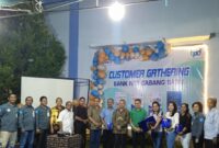 Pimpinan dan Staf Bank NTT foto bersama dengan Wakil Bupati (Foto: Dule Dubu/Savanaparadise.com)