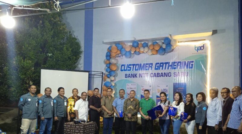 Pimpinan dan Staf Bank NTT foto bersama dengan Wakil Bupati (Foto: Dule Dubu/Savanaparadise.com)