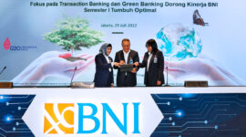 JAKARTA -- Direktur Utama BNI Royke Tumilaar (tengah), Wakil Direktur Utama BNI Adi Sulistyowati (kiri), dan Direktur Keuangan BNI Novita Widya Anggraini dalam paparan public expose BNI Semester I 2022, di Jakarta, Jumat (29/7/2022). 

BNI membukukan tren kinerja dan ekspansi yang solid pada kuartal kedua tahun ini. Pencapaian tersebut diiringi pula dengan upaya memperkuat green portfolio dan implementasi prinsip-prinsip keberlanjutan atau ESG dalam setiap aspek bisnis perusahaan. Laba bersih BNI Semester I tahun 2022 ini tercatat mencapai Rp 8,8 triliun, atau tumbuh 75,1% secara tahunan atau year-on-year.Foto Dok BNI 