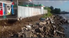 Kondisi SPBU di Kelurahan Tanjung, Kecamatan Ende Selatan, Kabupaten Ende akibat abrasi (Foto: Chen Rasi/Savanaparadise.com)