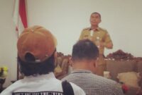 Bupati Kabupaten Ende, Djafar Achmad memberikan keterangan pers kepada sejumlah awak media di Rumah Jabatan Bupati (Foto: Chen Rasi/Savanaparadise.com)
