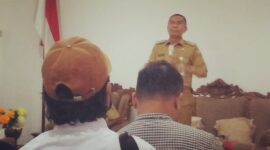 Bupati Kabupaten Ende, Djafar Achmad memberikan keterangan pers kepada sejumlah awak media di Rumah Jabatan Bupati (Foto: Chen Rasi/Savanaparadise.com)