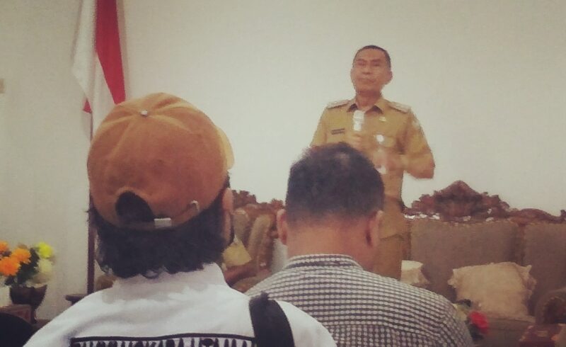 Bupati Kabupaten Ende, Djafar Achmad memberikan keterangan pers kepada sejumlah awak media di Rumah Jabatan Bupati (Foto: Chen Rasi/Savanaparadise.com)
