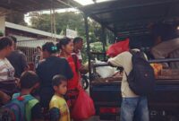 Para penumpang dari tiga desa di Kecamatan Ndona, Kabupaten Ende sedang antri menaiki mobil pickup jurusan Desa Reka (Foto: Chen Rasi/Savanaparadise.com)