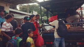 Para penumpang dari tiga desa di Kecamatan Ndona, Kabupaten Ende sedang antri menaiki mobil pickup jurusan Desa Reka (Foto: Chen Rasi/Savanaparadise.com)