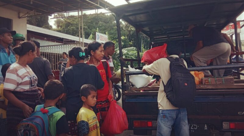 Para penumpang dari tiga desa di Kecamatan Ndona, Kabupaten Ende sedang antri menaiki mobil pickup jurusan Desa Reka (Foto: Chen Rasi/Savanaparadise.com)