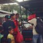 Para penumpang dari tiga desa di Kecamatan Ndona, Kabupaten Ende sedang antri menaiki mobil pickup jurusan Desa Reka (Foto: Chen Rasi/Savanaparadise.com)