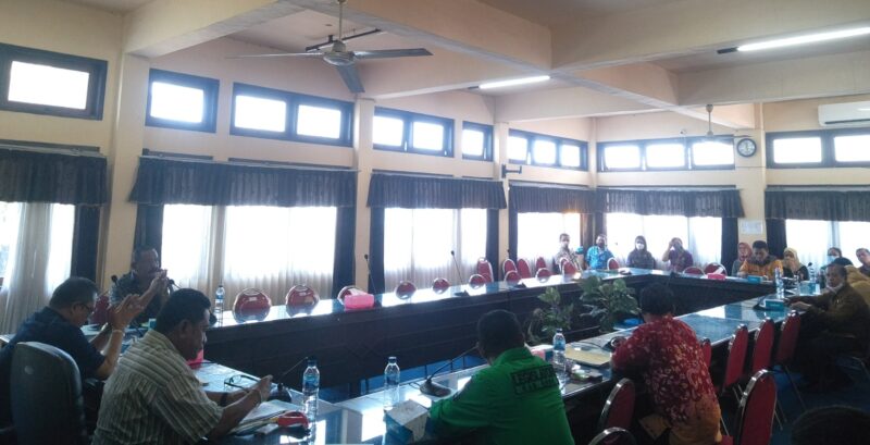 Suasana ruangan gabungan komisi saat RPD Komisi III dengan DLH dan Dinas Perumahan Rakyat (Foto: Chen Rasi/Savanaparadise.com)
