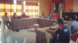 KPUD Sabu Raijua gelas diskusi bersama Diskominfo, Kesbangpol, dan Awak Media (Foto: Dule Dubu/Savanaparadise.com)