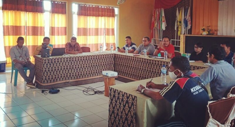 KPUD Sabu Raijua gelas diskusi bersama Diskominfo, Kesbangpol, dan Awak Media (Foto: Dule Dubu/Savanaparadise.com)