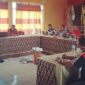 KPUD Sabu Raijua gelas diskusi bersama Diskominfo, Kesbangpol, dan Awak Media (Foto: Dule Dubu/Savanaparadise.com)