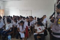 Bripka Darius Gasa sedang memberikan materi kepada 174 calon siswa SMAN I Sabu Tengah pada kegiatan MOS (Foto: Dule Dubu/Savanaparadise.com)