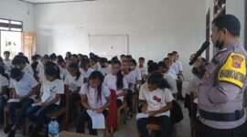 Bripka Darius Gasa sedang memberikan materi kepada 174 calon siswa SMAN I Sabu Tengah pada kegiatan MOS (Foto: Dule Dubu/Savanaparadise.com)