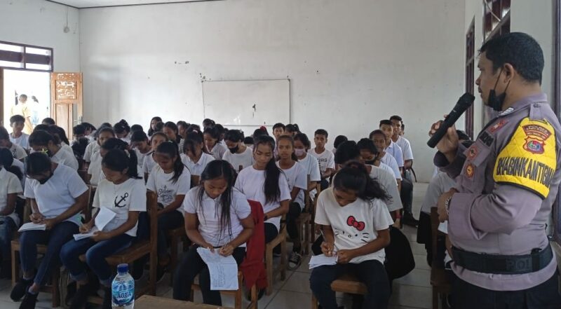 Bripka Darius Gasa sedang memberikan materi kepada 174 calon siswa SMAN I Sabu Tengah pada kegiatan MOS (Foto: Dule Dubu/Savanaparadise.com)