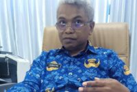 Lagabus Pian, Kadis Perindag Sabu Raijua saat memberikan keterangan pers di ruang kerjanya (Foto: Dule Dubu/Savanaparadise.com)