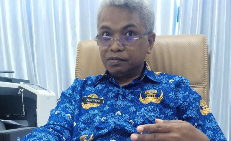 Lagabus Pian, Kadis Perindag Sabu Raijua saat memberikan keterangan pers di ruang kerjanya (Foto: Dule Dubu/Savanaparadise.com)