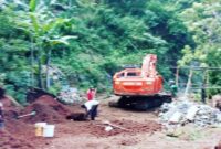 Jalur jalan penghubung dari Desa Reka ke Wolokota yang akan di kerjakan (Foto: Chen Rasi/Savanaparadise.com)